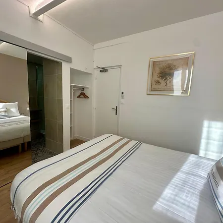 فندق Le Clos Du Dramont 2*