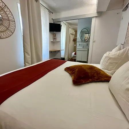 Le Clos Du Dramont Hotel 2*