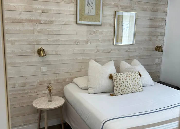 Le Clos Du Dramont فندق