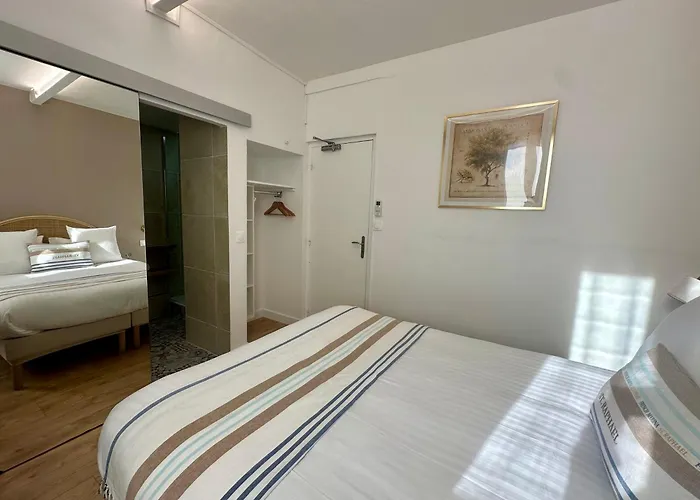 فندق Le Clos Du Dramont 2*